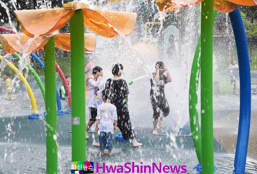 시흥시 포토뉴스 ⌜집 앞 공원서 즐기는 물놀이, “물에 흠뻑 젖어도 신나요”⌟1.jpg
