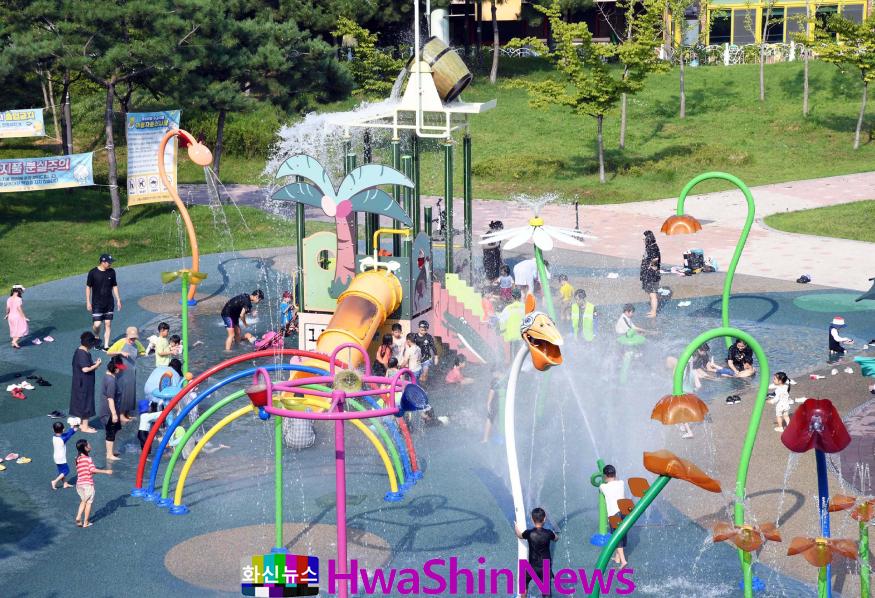 시흥시 포토뉴스 ⌜집 앞 공원서 즐기는 물놀이, “물에 흠뻑 젖어도 신나요”⌟2.jpg
