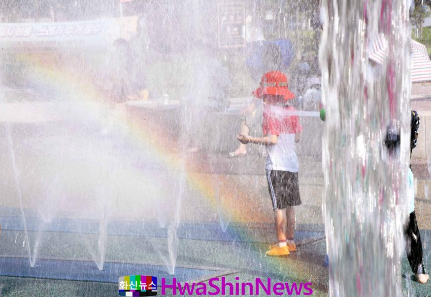 시흥시 포토뉴스 ⌜집 앞 공원서 즐기는 물놀이, “물에 흠뻑 젖어도 신나요”⌟3.jpg