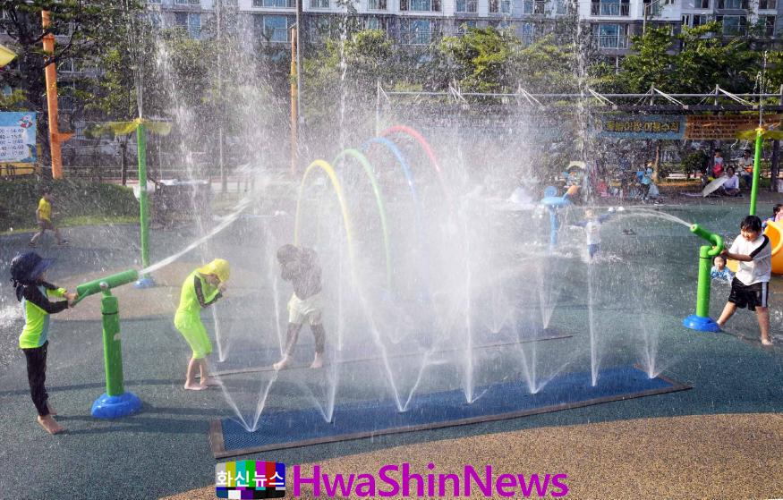 시흥시 포토뉴스 ⌜집 앞 공원서 즐기는 물놀이, “물에 흠뻑 젖어도 신나요”⌟4.jpg