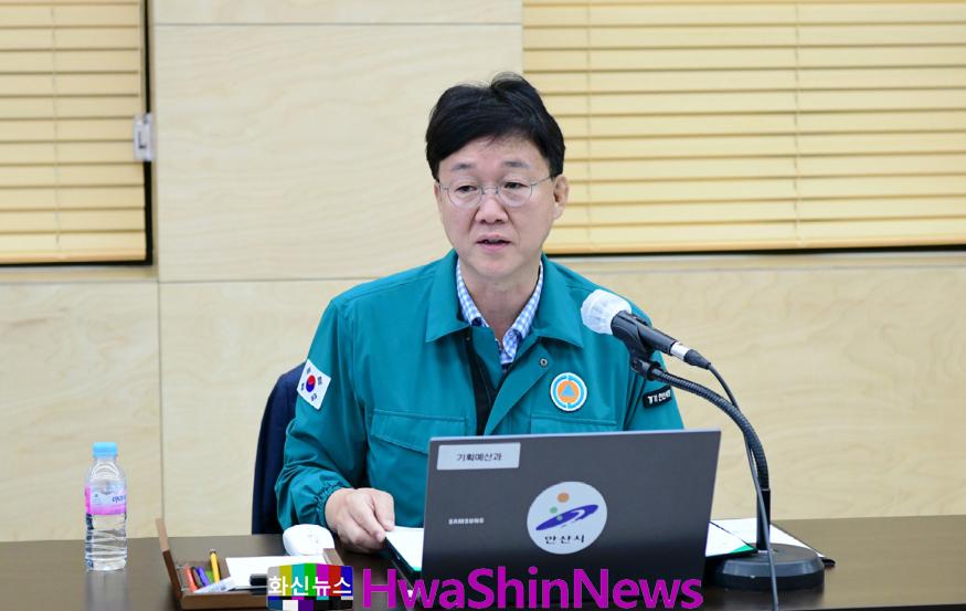 (사진3) 이민근 안산시장이 묻지마 범죄 대응 TF 운영사항을 보고받고 있다..jpeg