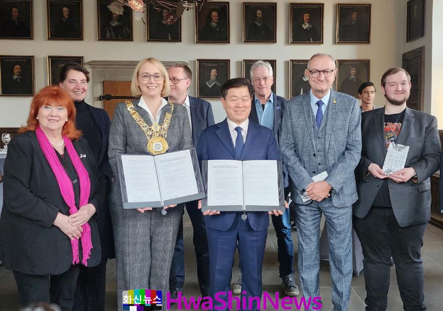 (광명1)박승원 광명시장(앞줄 왼쪽 세번째)과 독일 오스나브뤼크시 카타리나 푀터 시장(앞줄 왼쪽 두번째)은 독일 현지시간으로 지난 2일 오후 오스나브뤼크시청 평화의 홀에서 ‘우호협력강화 협약’을 체결했다.jpg