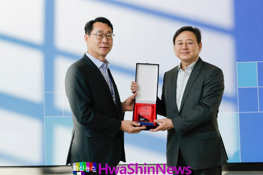 7-5. 정명근 화성특례시장이 최한종 ASML 코리아 대표이사로 부터 감사패를 전달 받고 있다.jpg